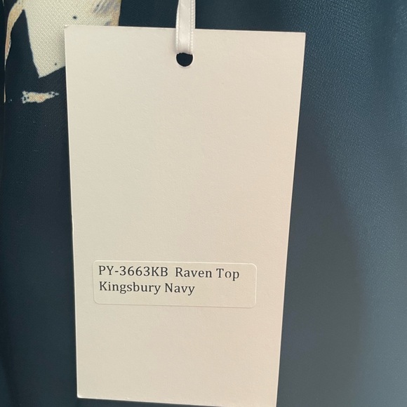 Amanda Uprichard top with keyhole detail in front. - Picture 7 of 9